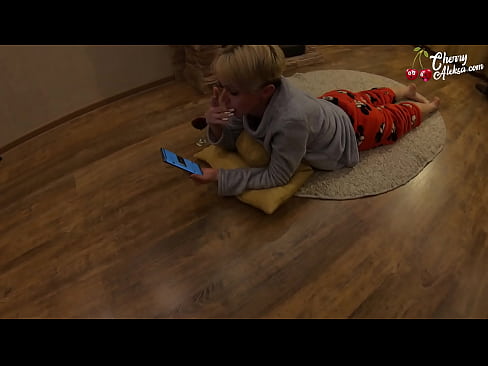 ❤️ Bláznivá blondýnka kouří obrovské péro a poskakuje na něm - anální sex Šukání video u cs.ergoupa.top